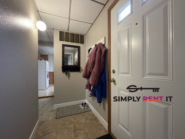 Foto del edificio - Tri-Plex, 2 and 3 Bedrooms On Campus! Avai...