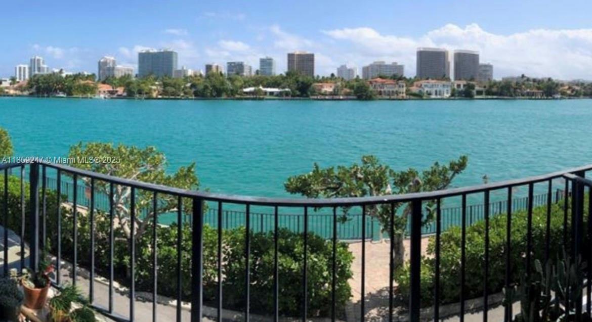 Foto principal - 10101 E Bay Harbor Dr