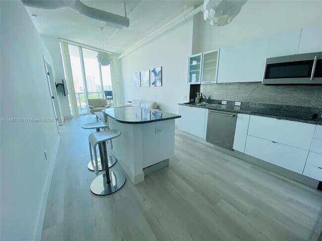 Foto del edificio - 3029 NE 188th St