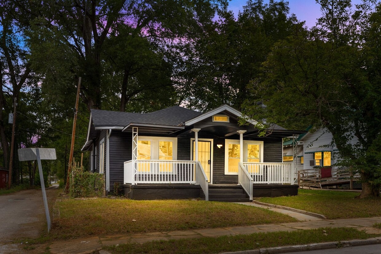 Primary Photo - Newly Renovated 4 Bedroom 2 Bathroom Home