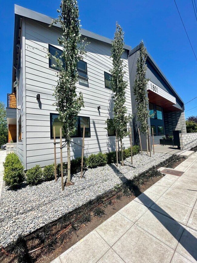 Building Photo - BH T 1801