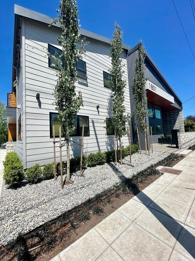 Building Photo - Recently Built Luxury Studio Apartment in ...