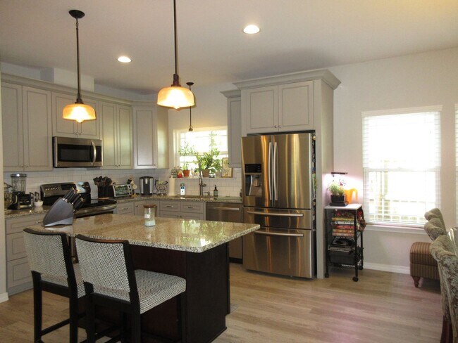 Foto del edificio - 3/2 in THE perfect location.  Close to eve...