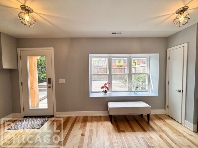 Photo - 2550 W Thomas St House