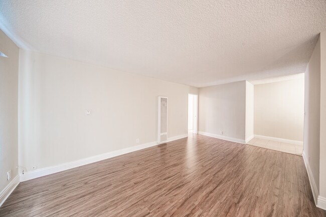 Foto del edificio - 5851 Hazeltine Ave