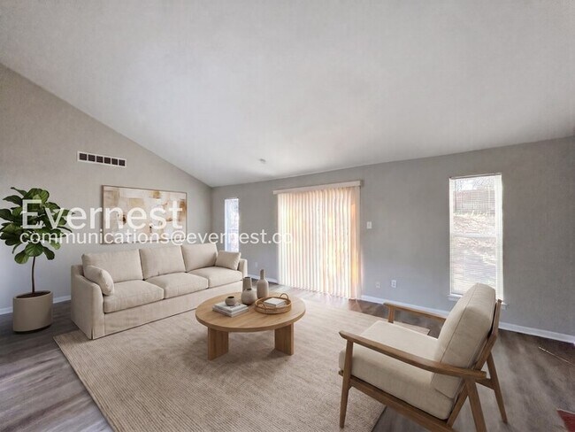 Building Photo - 4 Bed, 2 Bath Home with Fenced Yard and Parking / Pet-Friendly / Available Soon!