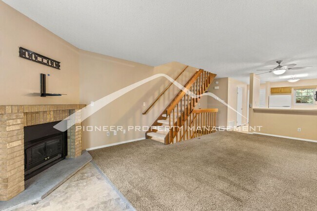 Building Photo - Spacious Townhome with Assigned Parking Space