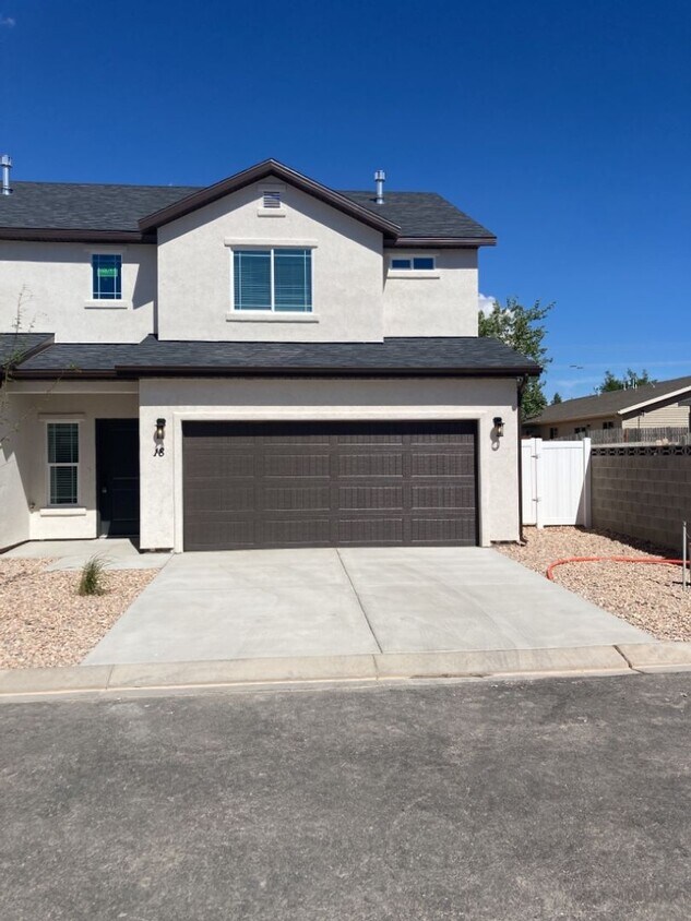 Foto principal - 3 Bed - 2.5 Bath, Newer Construction, Larg...