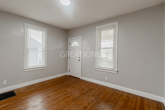 Building Photo - Charming 2 Bedroom in St. Louis!
