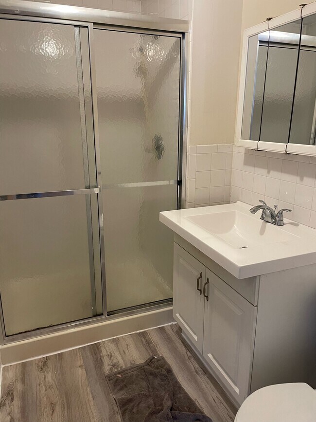 bath - 187 Noell St