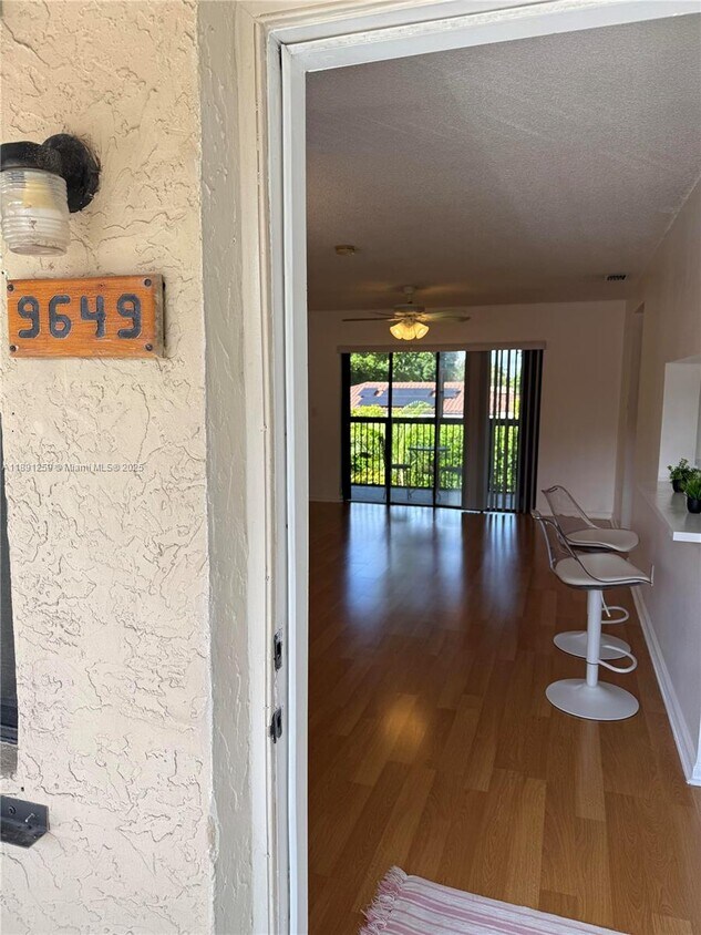Foto principal - 9649 NW 4th St