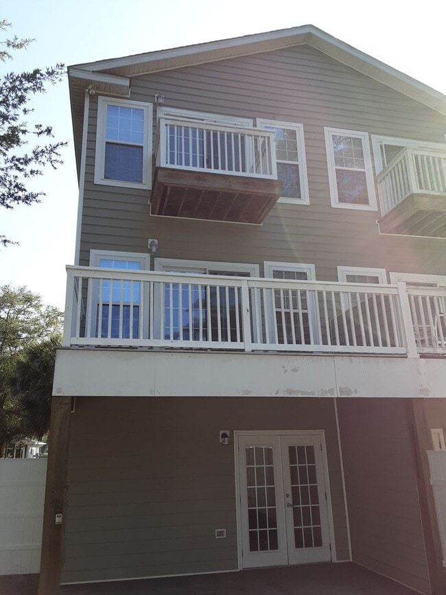 Building Photo - Townhouse Walking Distance to the Beach