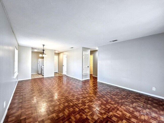 Foto del edificio - Charming 2-Bed, 2-Bath Duplex in a Great L...