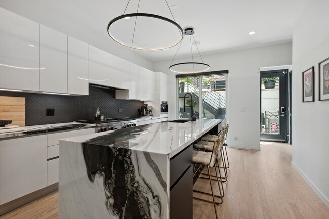 Foto del edificio - 2109 W Race Ave