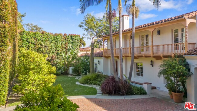 Foto del edificio - 221 S Beverly Glen Blvd