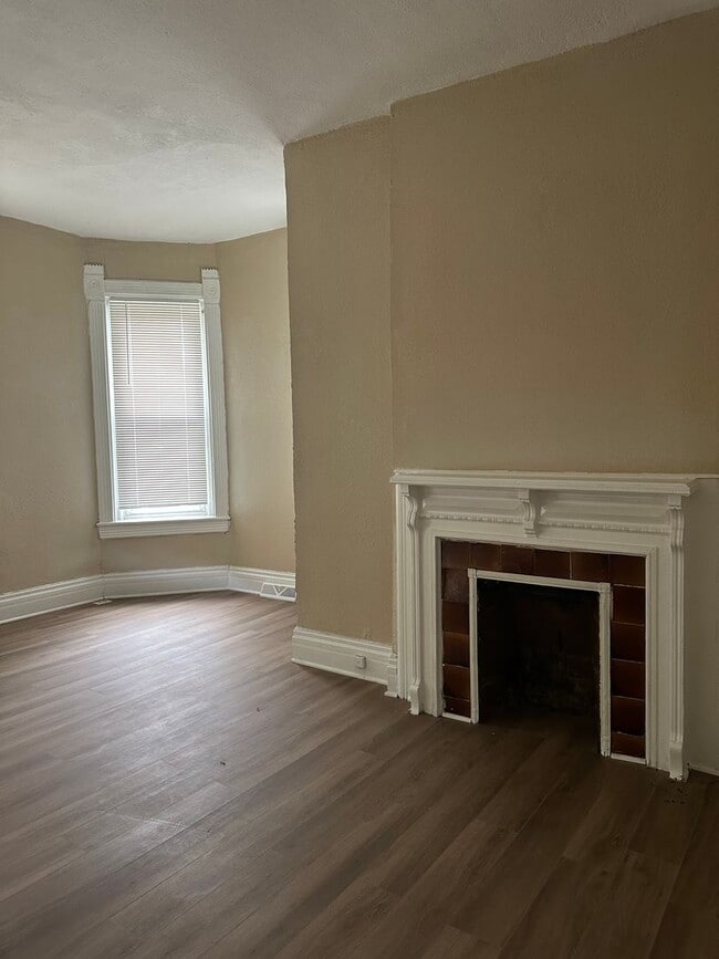 Building Photo - 814 Elmwood Ave