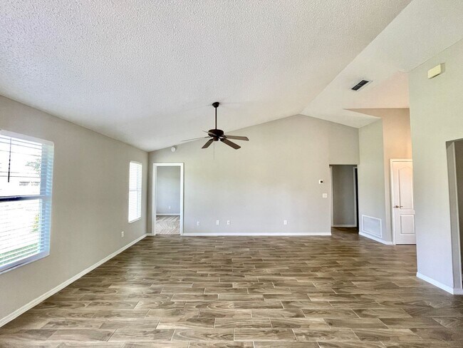 Foto del edificio - Cute 4/2 EAST Orlando Home in Wedgefield!