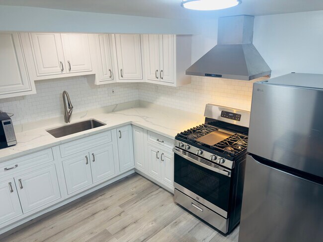 Building Photo - 2025 34th Ave