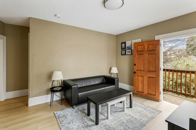 Building Photo - #825 Full room in Oakland 3-bed / 1.0-bat