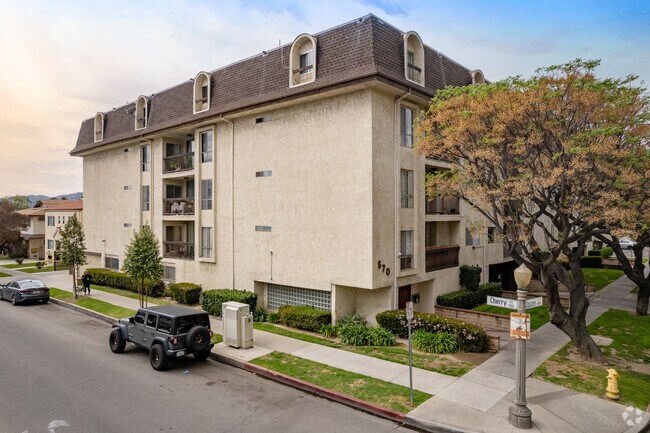 Building Photo - 570 W Stocker St