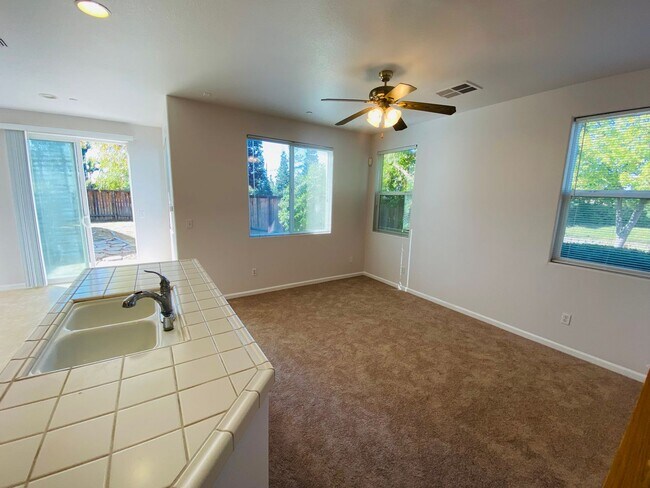 Building Photo - Fabulous Home with Huge Backyard!