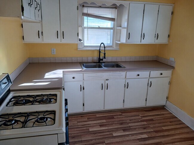 Building Photo - 582 Plum Ave