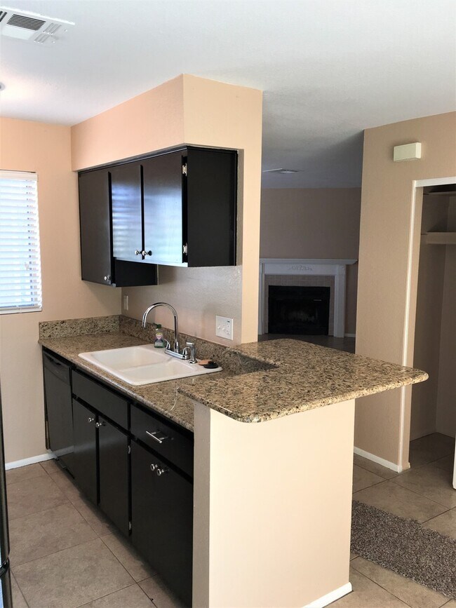 Foto del edificio - **CHARMING 2 BEDROOM/2 BATHROOM PATIO HOME IN CHANDLER (CHANDLER BLVD & COOPER)**