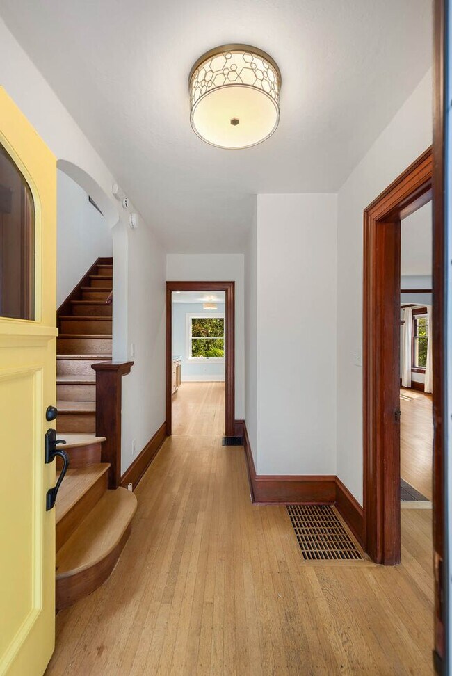 Foto del edificio - Timeless Wallingford Tudor | 4 Bedrooms & Flexible Dual Living