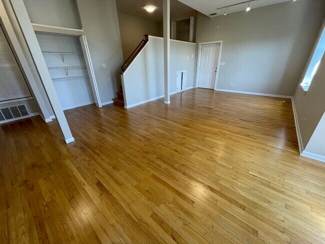 Building Photo - 708 N Hoyne Ave