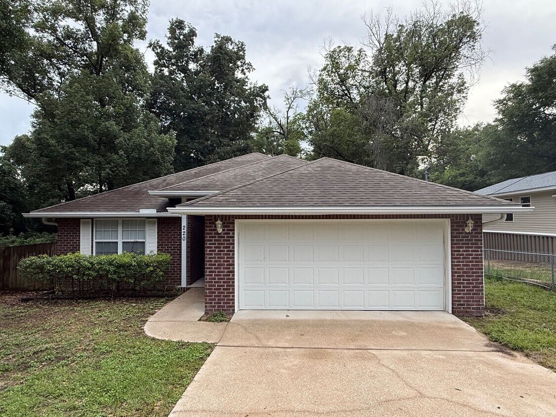 Primary Photo - Charming home close to Turkey Creek, No HO...