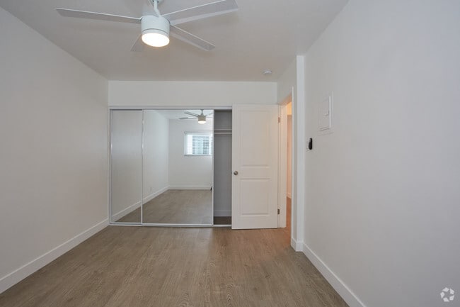 2BR, 1BA - 800 SF - 910-930 Freeman Ave