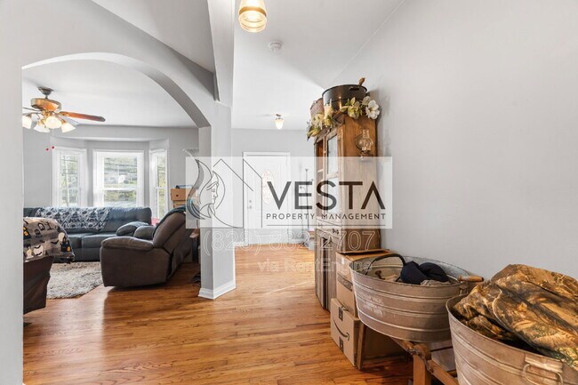 Foto del edificio - 241 N Main St