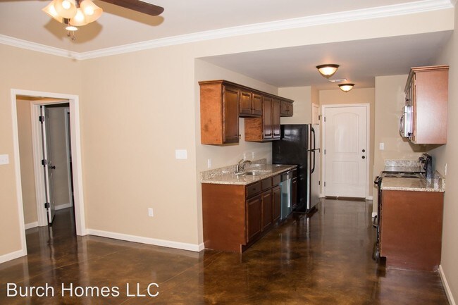 Building Photo - 3901 Hill Dr