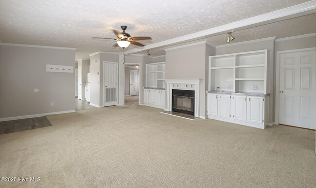 Building Photo - 232 Castlebury Ln