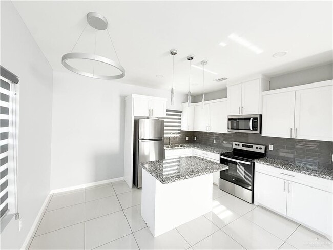 Foto del edificio - 16 Angelina Dr