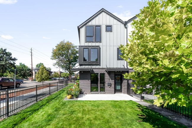 Photo - 1401 Yates St Townhome