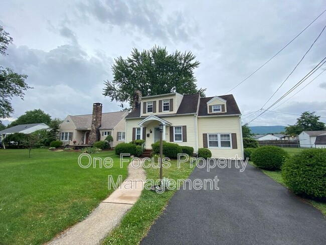 Building Photo - 2216 Lincoln Dr