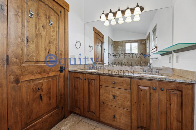 Foto del edificio - 8143 Courtyard Loop