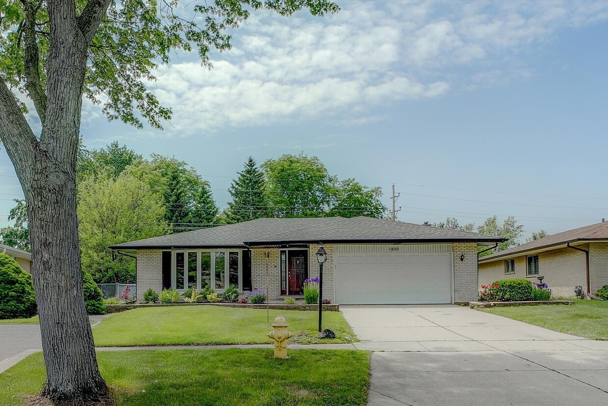 Primary Photo - 1820 N Andoa Ln
