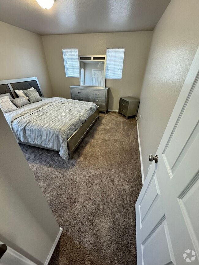 Building Photo - 3103 Redbud Dr