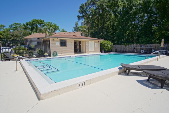 Building Photo - Modern 2-Bedroom Condo Across from the Bay...