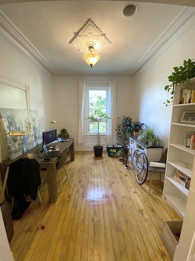 Building Photo - Spacious 2-Bed + Den w/ Private Yard (Corktown)