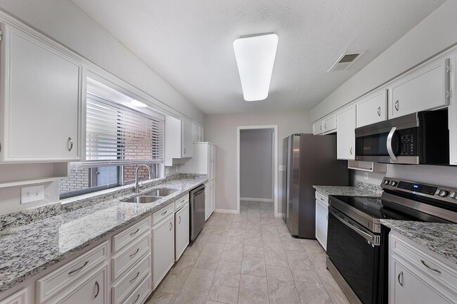 Foto del edificio - Updated Plano home near Collin Creek Mall