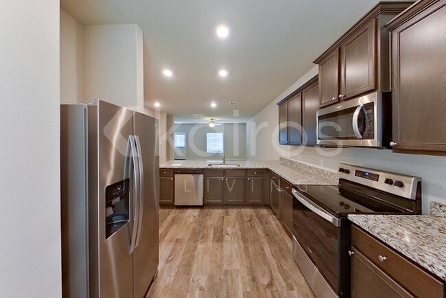 Building Photo - 712 St James Pl