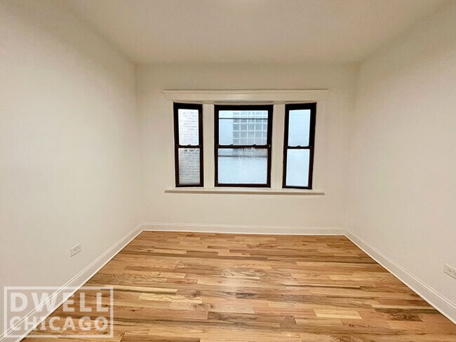Foto del edificio - 2221 W Augusta Blvd