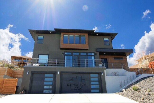 Building Photo - 425 Riverwood St