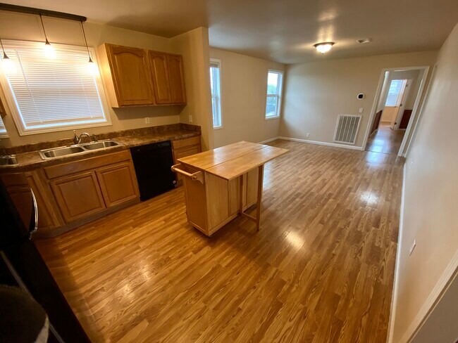 Kitchen - 306 Marita Ave