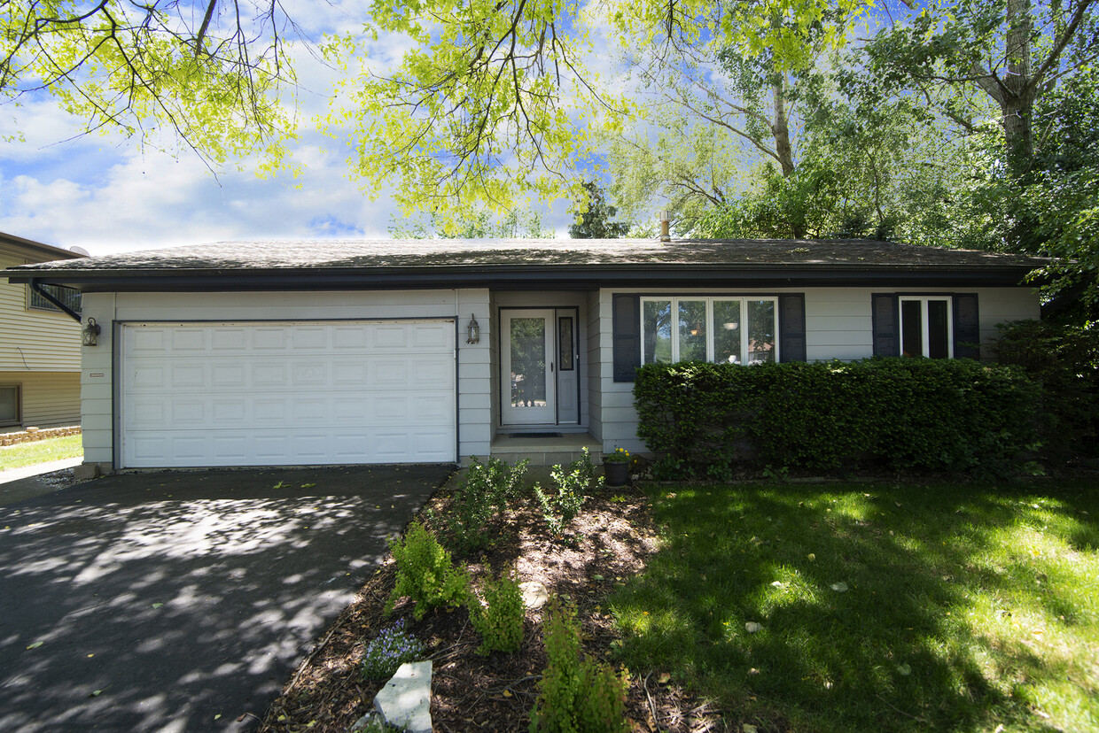 Primary Photo - 421 Robinhood Dr