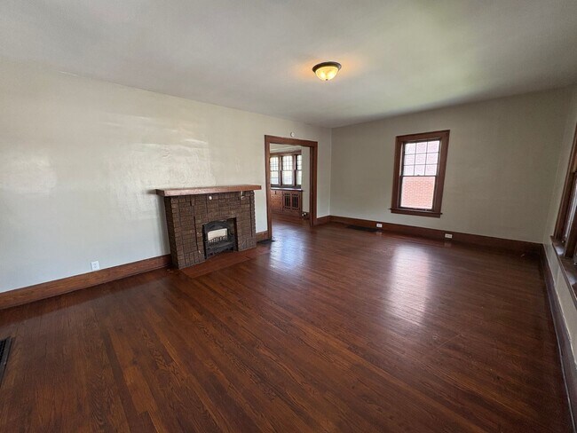 Foto del edificio - Spacious 3 Bedroom Home on Sylvania for Rent