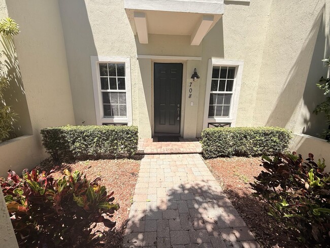 Foto del edificio - 708 NW 83rd Pl